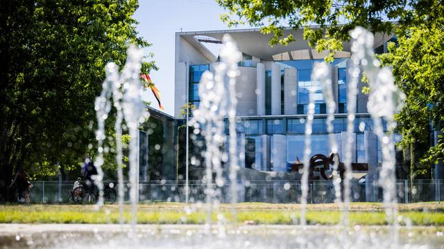 Fontänen plätschern vor dem Bundeskanzleramt in Berlin