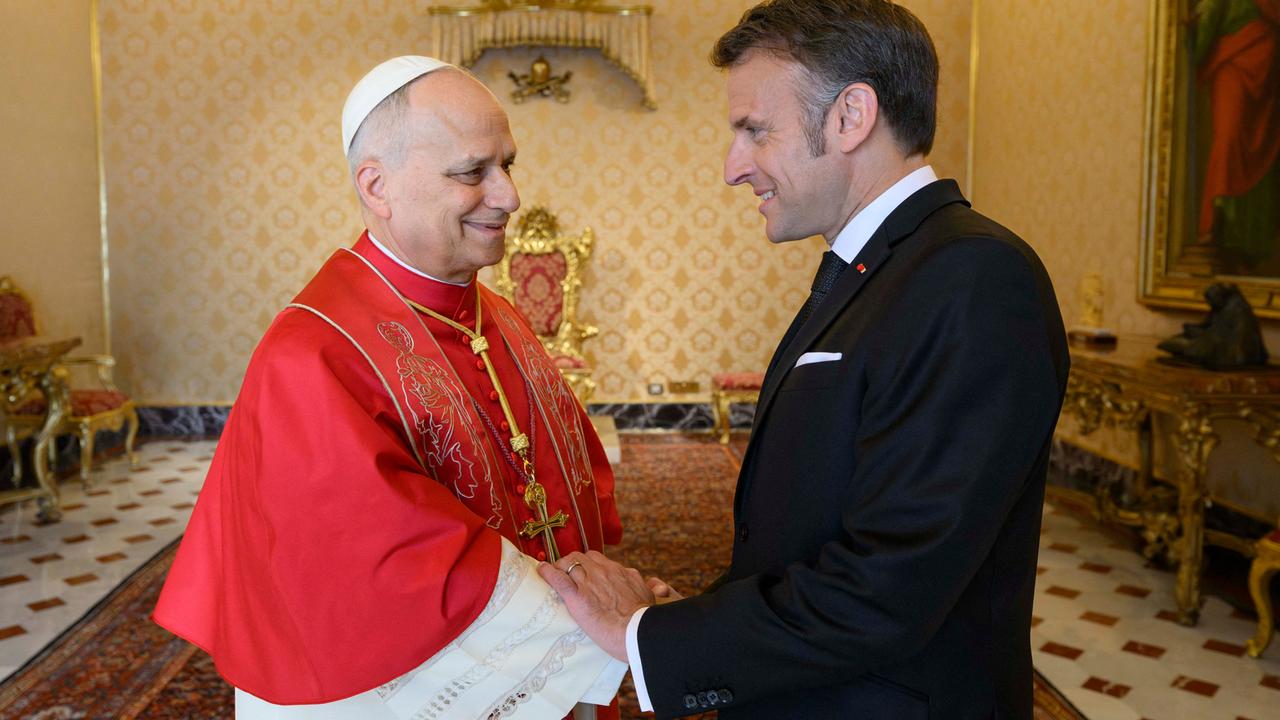 Papst Leo empfängt Frankreichs Präsident Macron. Sie halten sich bei der Begrüßung an beiden Händen fest. Papst Leo empfängt Frankreichs Präsident Macron. Sie halten sich bei der Begrüßung an beiden Händen fest.