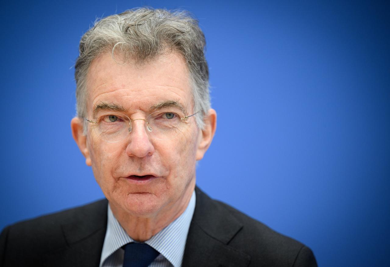 Das Foto zeigt Christoph Heusgen vor einem blauen Hintergrund.