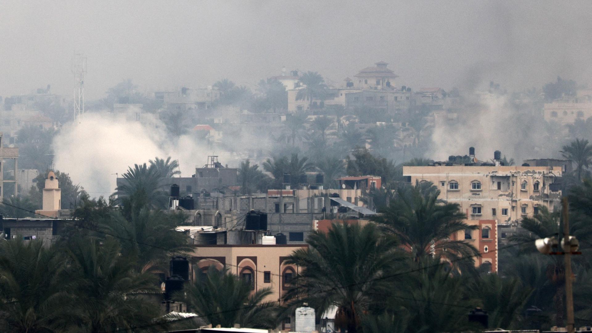 Rauch steigt nach einem Gefecht zwischen Israel und der Hamas über Gebäuden in Chan Junis im Gazastreifen auf.