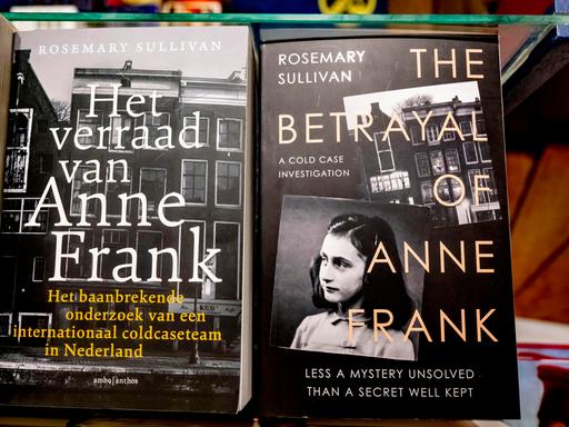 Cover des Buchs von Rosemary Sullivan über den "Verrat" an Anne Frank in niederländischer und englischer Sprache
