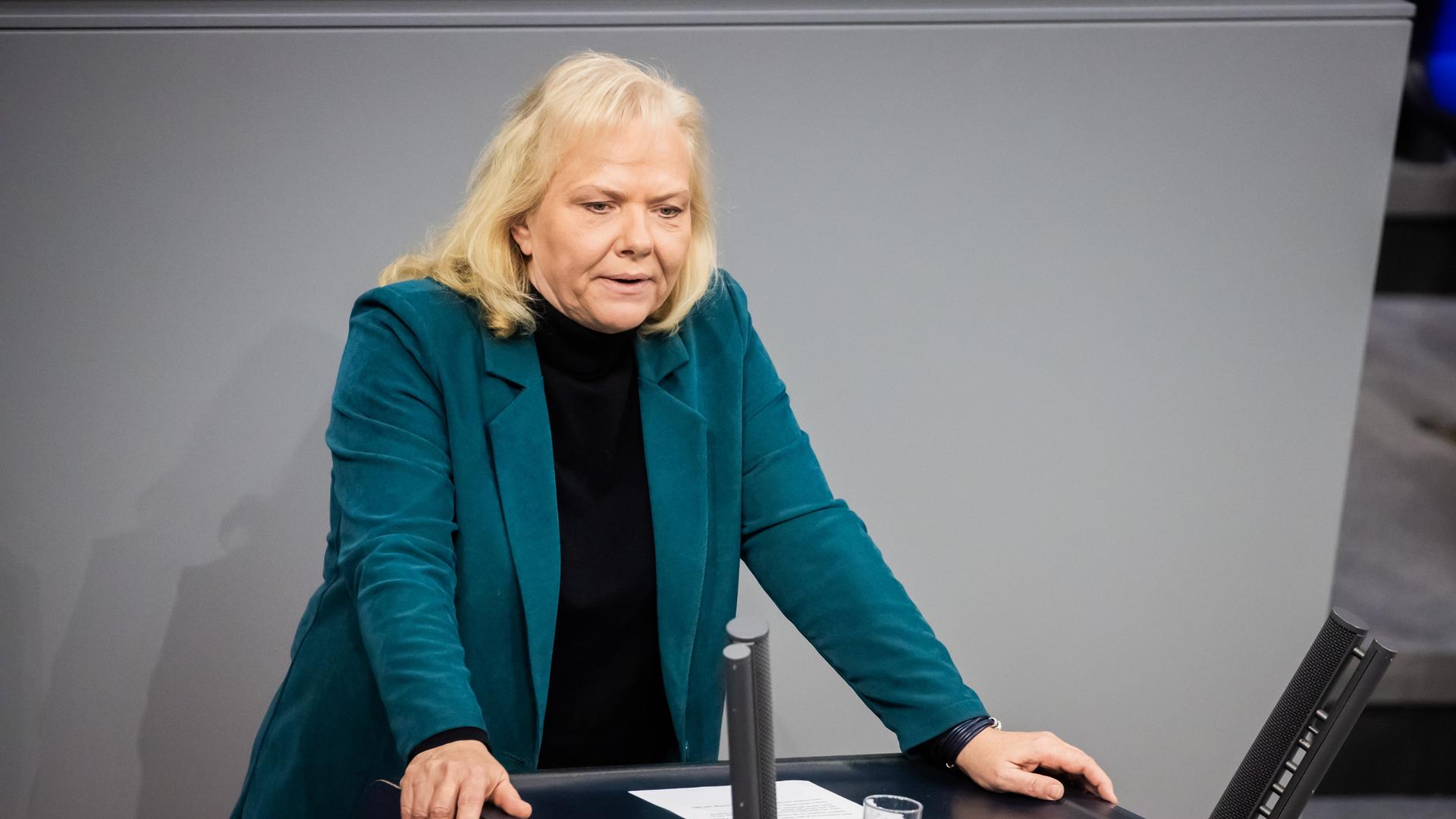 Ulrike Schielke-Ziesing (AfD), Mitglied des Deutschen Bundestages, spricht im Plenum des Deutschen Bundestages. Ulrike Schielke-Ziesing (AfD), Mitglied des Deutschen Bundestages, spricht im Plenum des Deutschen Bundestages.