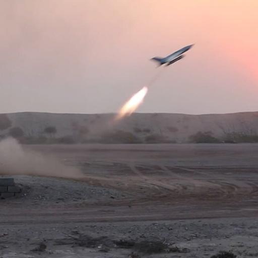 Zu sehen ist eine Abschussrampe für Raketen und Drohnen der iranischen Revolutionsgarden während einer Militärübung im Persischen Golf.