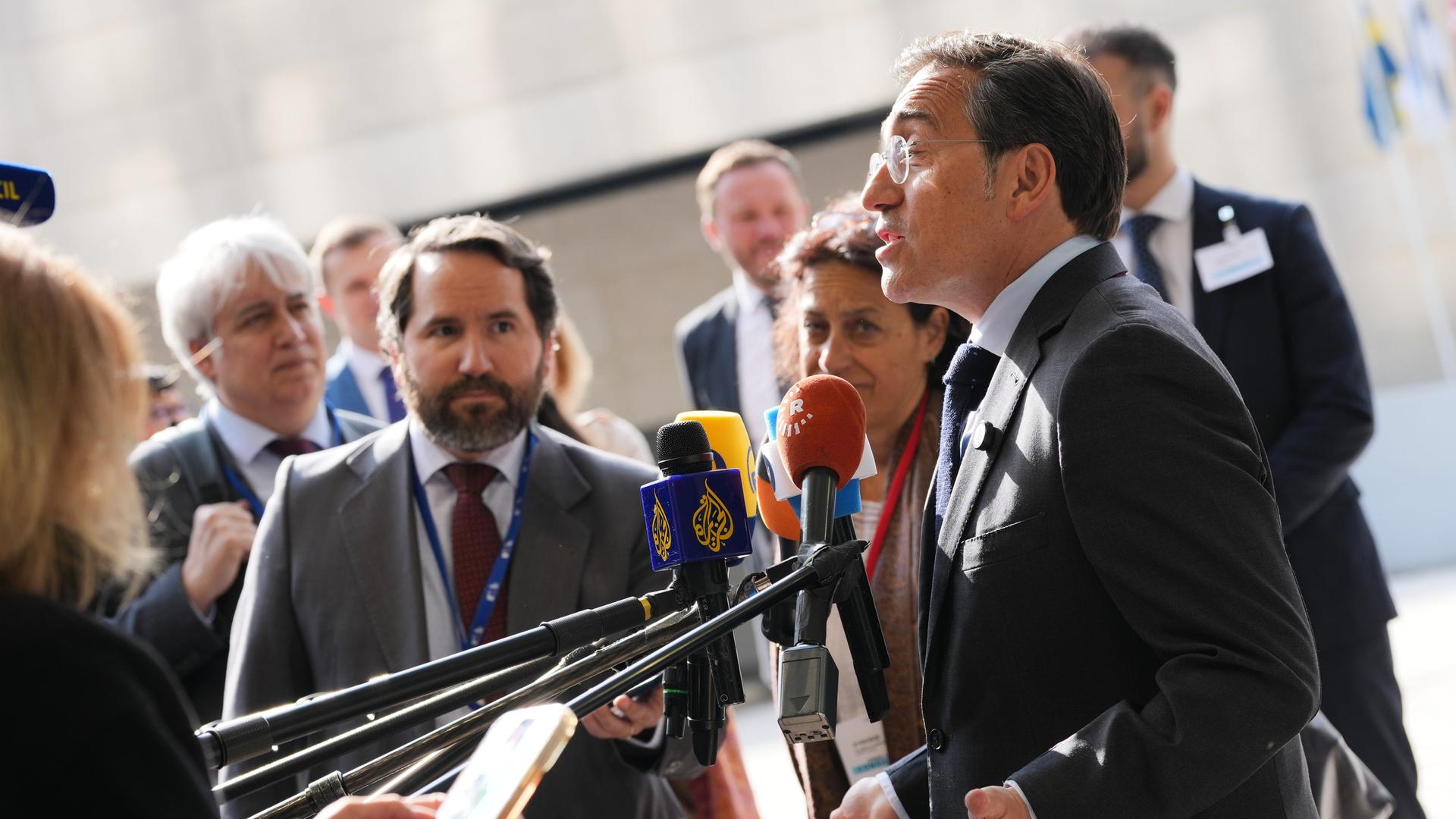 Der spanische Außenminister Jose Manuel Albares Bueno spricht mit den Medien, als er zu einem Treffen der EU-Außenminister im Gebäude des Europäischen Rates in Luxemburg eintrifft.