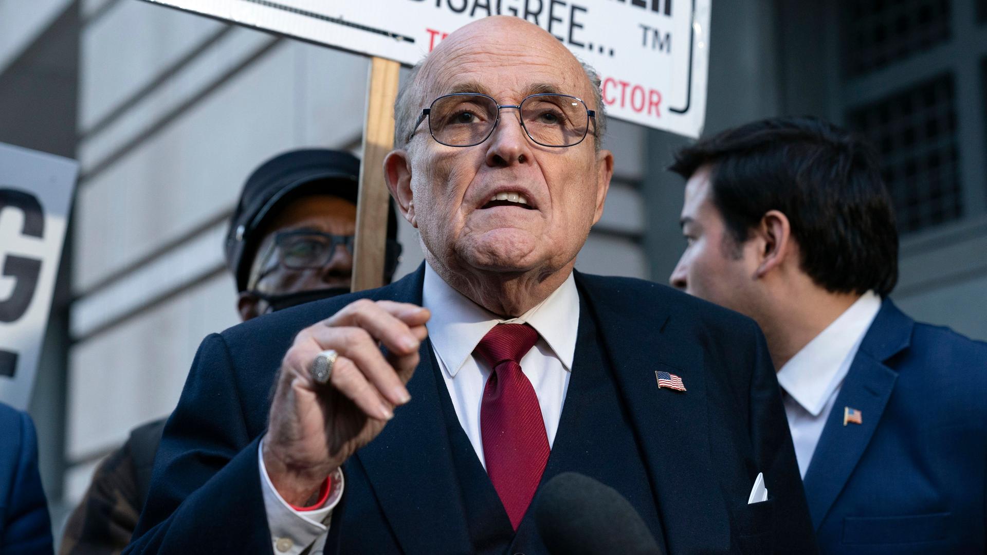 Der ehemalige Bürgermeister von New York, Rudy Giuliani, spricht mit Reportern und gestikuliert mit der rechten Hand.