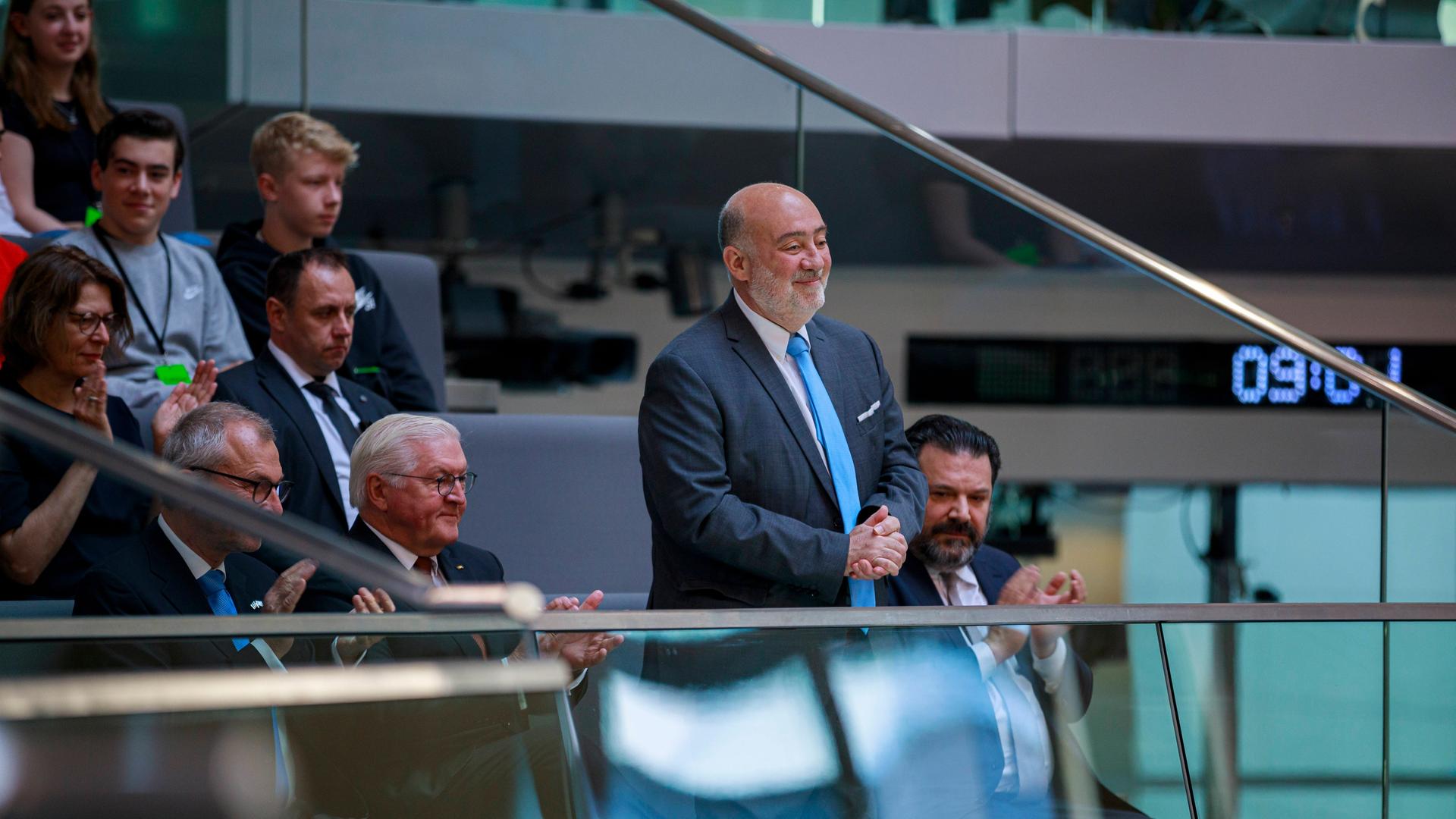 Bundestag: Ron Prosor, der Botschafter des Staates Israel in Deutschland steht vor Bundespräsident Frank-Walter Steinmeier, alle applaudieren.