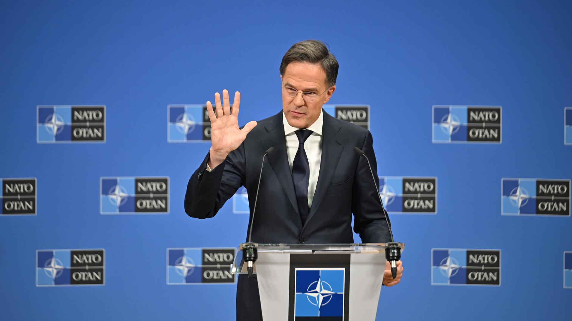 NATO-Generalsekretär Mark Rutte steht bei einer Pressekonferenz am 2. Dezember 2025 an einem Rednerpult.