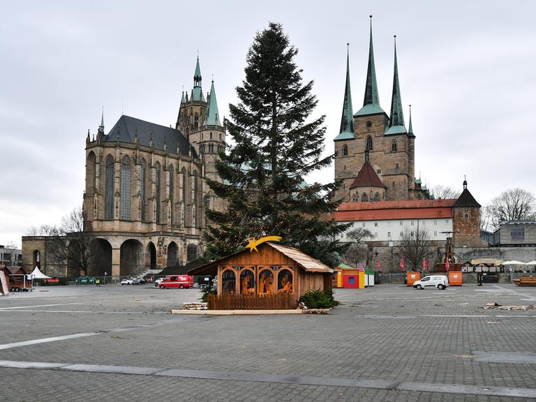 Nur der Weihnachtsbaum und die Weihnachtskrippe sind vom Weihnachtsmarkt auf dem Domplatz vor dem Mariendom und der Severikirche auf dem Domplatz in Erfurt übrig geblieben. Der traditionsreiche Markt wurde am 23. November eröffnet und am 24. November wegen der aktuellen Corona-Verordnung geschlossen. 