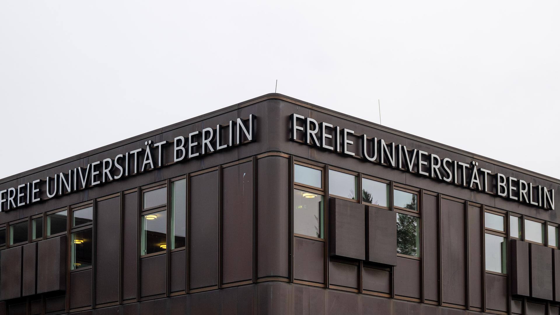 Der Schriftzug «Freie Universität Berlin» ist an der Fassade eines Uni-Gebäudes auf dem Campus der FU angebracht. 