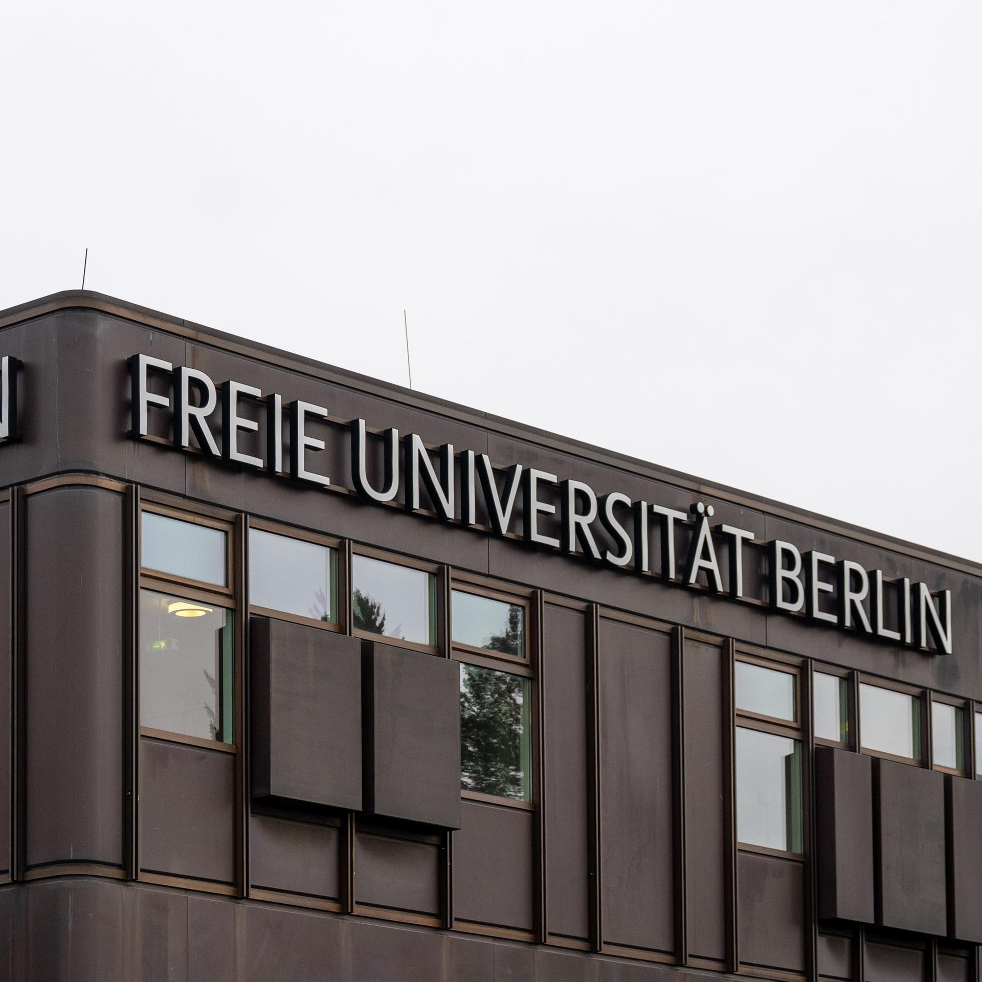 Der Schriftzug «Freie Universität Berlin» ist an der Fassade eines Uni-Gebäudes auf dem Campus der FU angebracht. 