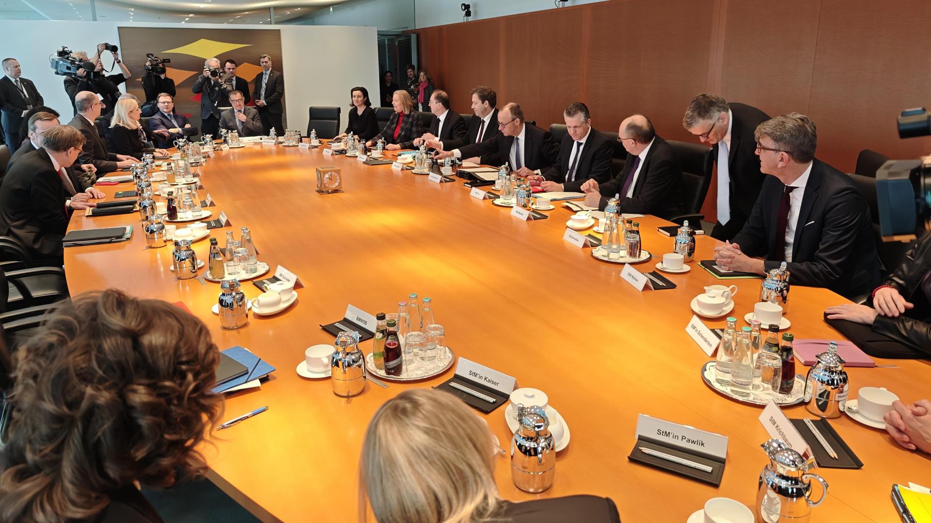 Bundeskanzler Friedrich Merz (CDU) und seine Minister sitzen am Kabinettstisch. Bundeskanzler Friedrich Merz (CDU) und seine Minister sitzen am Kabinettstisch.