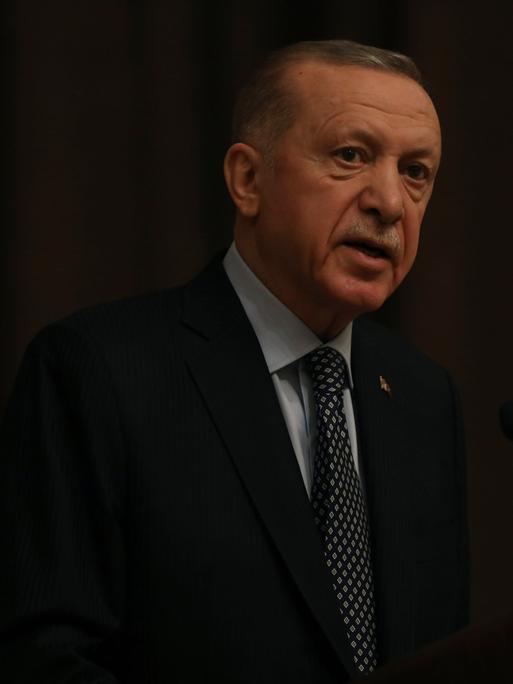 Der türkische Präsident Recep Tayyip Erdogan nach einem Gipfel der Organisation der Turkstaaten, in Ankara, Turkei, 16. März 2023. (AP Photo/Burhan Ozbilici)