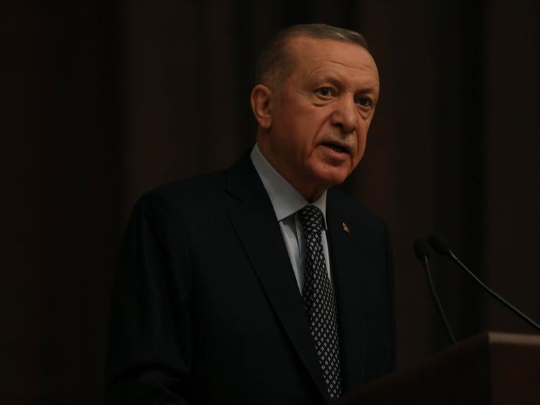 Der türkische Präsident Recep Tayyip Erdogan nach einem Gipfel der Organisation der Turkstaaten, in Ankara, Turkei, 16. März 2023. (AP Photo/Burhan Ozbilici)