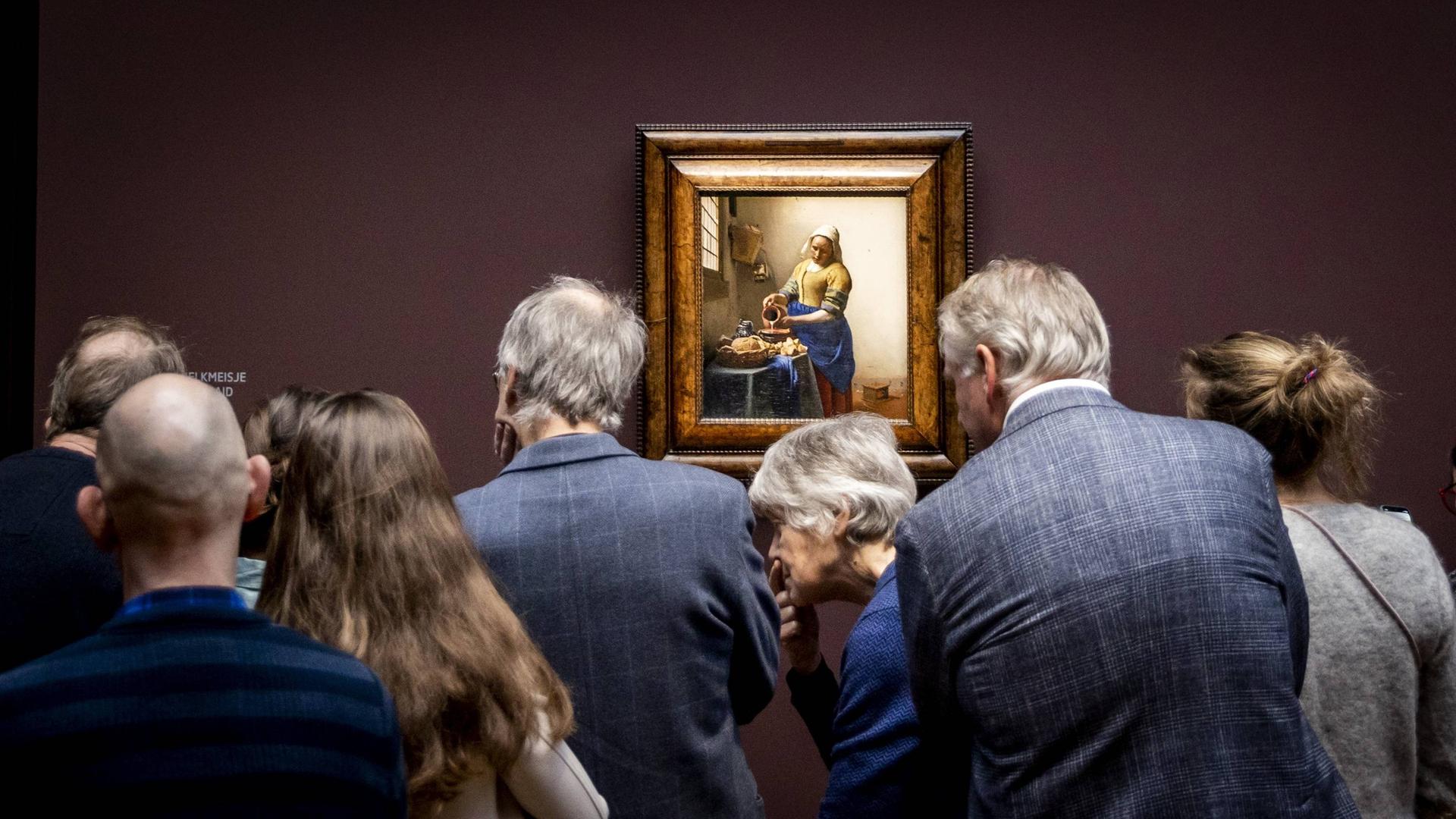 Besucher stehen im Rijksmuseum in Amsterdam vor Vermeers "Dienstmagd mit Milchkrug".