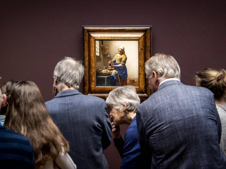 Besucher stehen im Rijksmuseum in Amsterdam vor Vermeers "Dienstmagd mit Milchkrug".