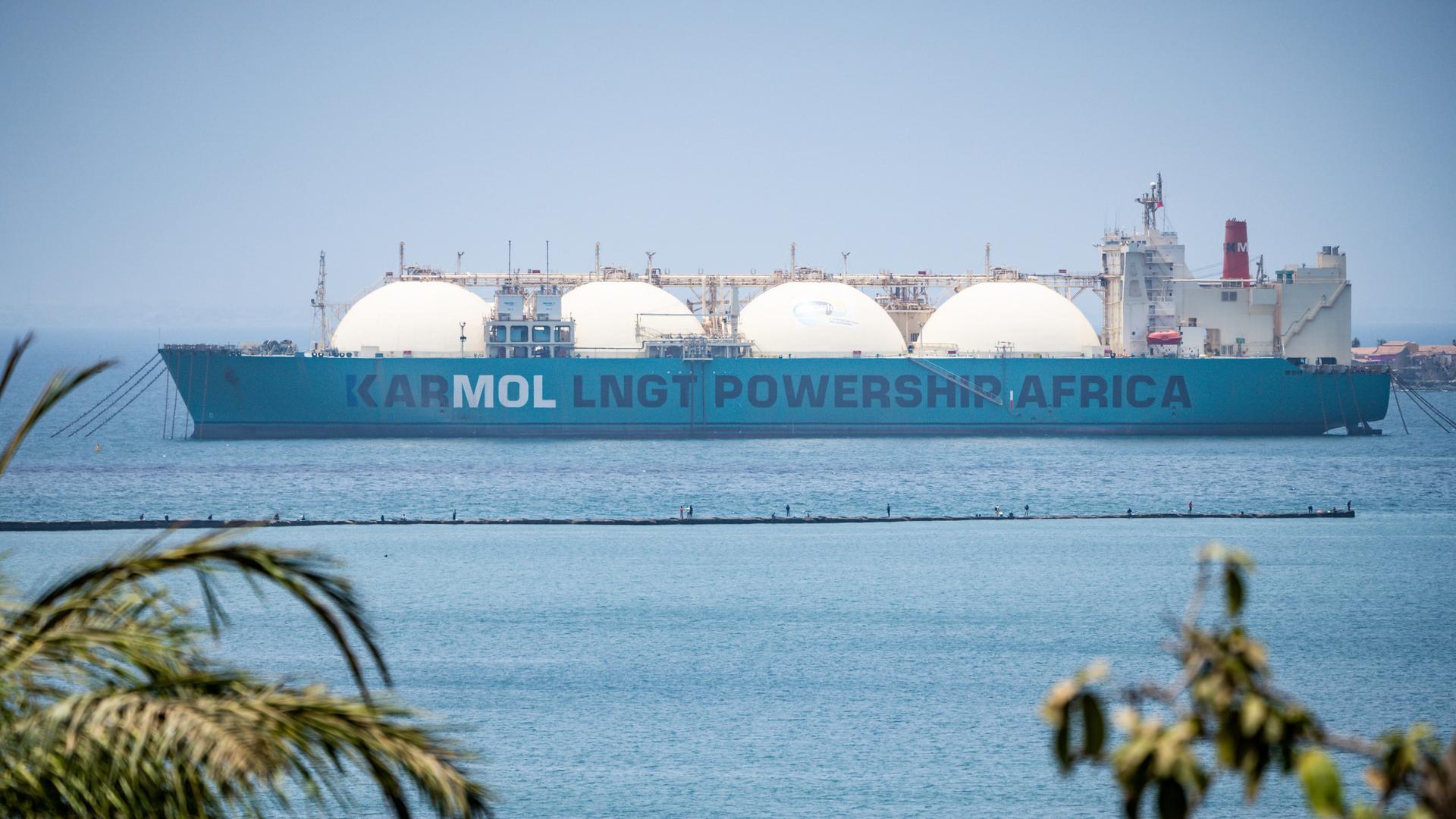 Ein LNG Transportschiff liegt am 22.05.2022 vor Dakar während Bundeskanzler Scholz (SPD), mit Macky Sall, dem Präsident der Republik Senegal zu Gesprächen zusammentrifft.