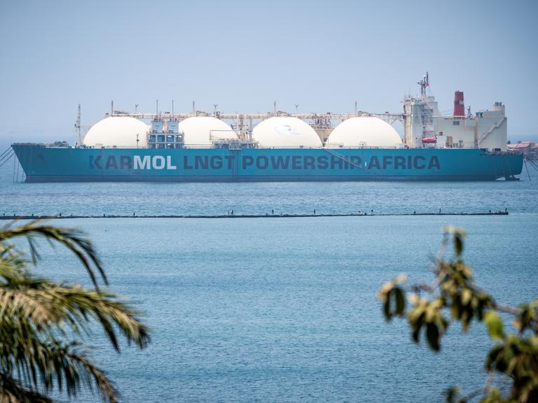 Ein LNG Transportschiff liegt am 22.05.2022 vor Dakar während Bundeskanzler Scholz (SPD), mit Macky Sall, dem Präsident der Republik Senegal zu Gesprächen zusammentrifft.