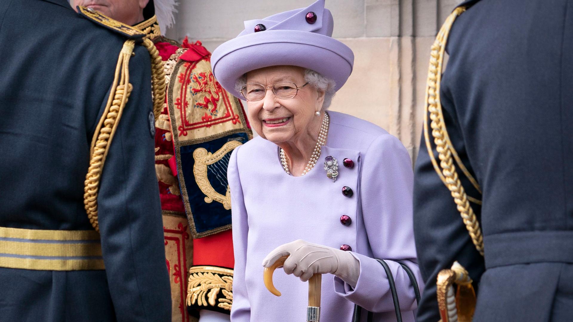 Königin Elisabeth II. nimmt an einer Militärparade zu ihren Ehren im Garten des Holyrood-Palasts teil. Königin Elisabeth II. nimmt an einer Militärparade zu ihren Ehren im Garten des Holyrood-Palasts teil.