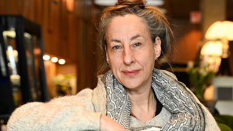 Judith Hermann posiert in Stockholm für ein Pressefoto.