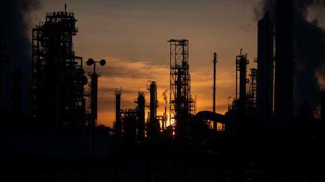 Industrieanlagen und Schornsteine der Mineralölraffinerie Oberrhein (MiRO) sind im Gegenlicht zu sehen.