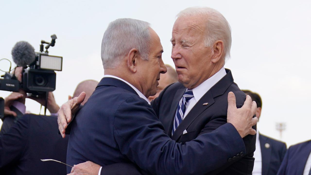 US-Präsident Joe Biden wird von Israels Premier Benjamin Netanjahu auf dem Ben Gurion International Airport begrüßt.