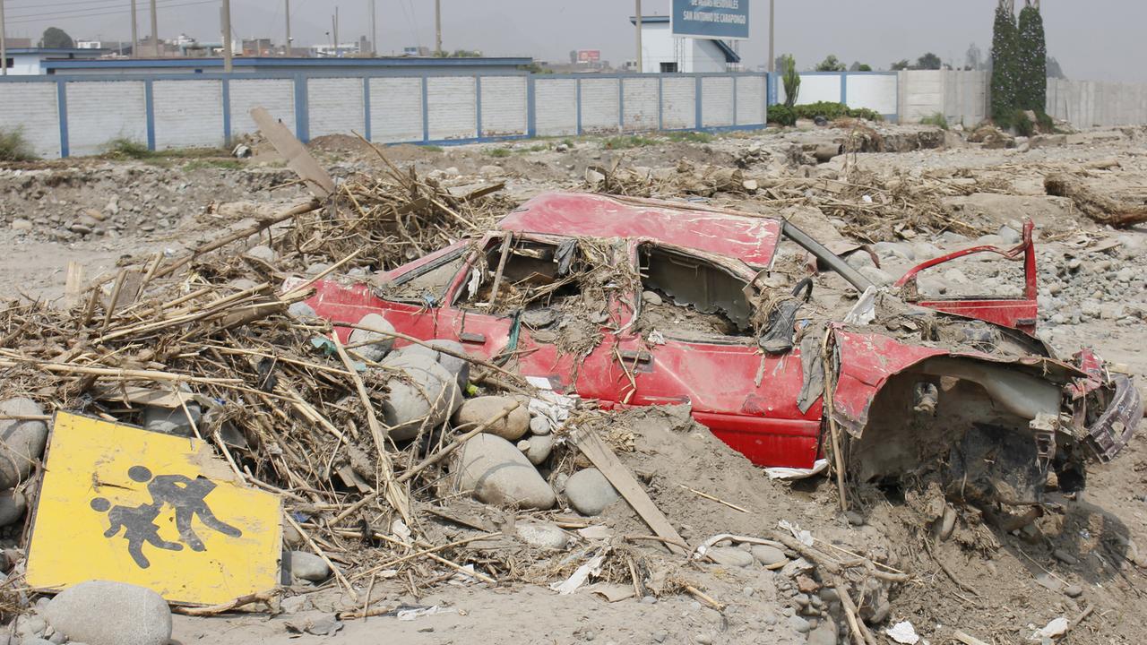 Das Bild zeigt ein von Trümmern und Schlamm zerstörtes Auto nahe der peruanischen Hauptstadt Lima. (Archivbild)