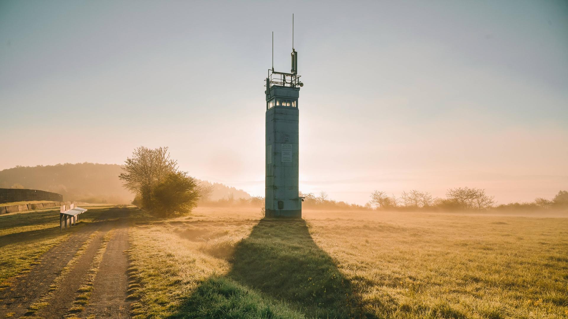 Unterwegs auf dem Grünen Band. Blick auf den ehemaligen Grenzturm der DDR Grenztruppen am Point Alpha in der Rhön zwischen Thüringen und Hessen. Unterwegs auf dem Grünen Band. Blick auf den ehemaligen Grenzturm der DDR Grenztruppen am Point Alpha in der Rhön zwischen Thüringen und Hessen.