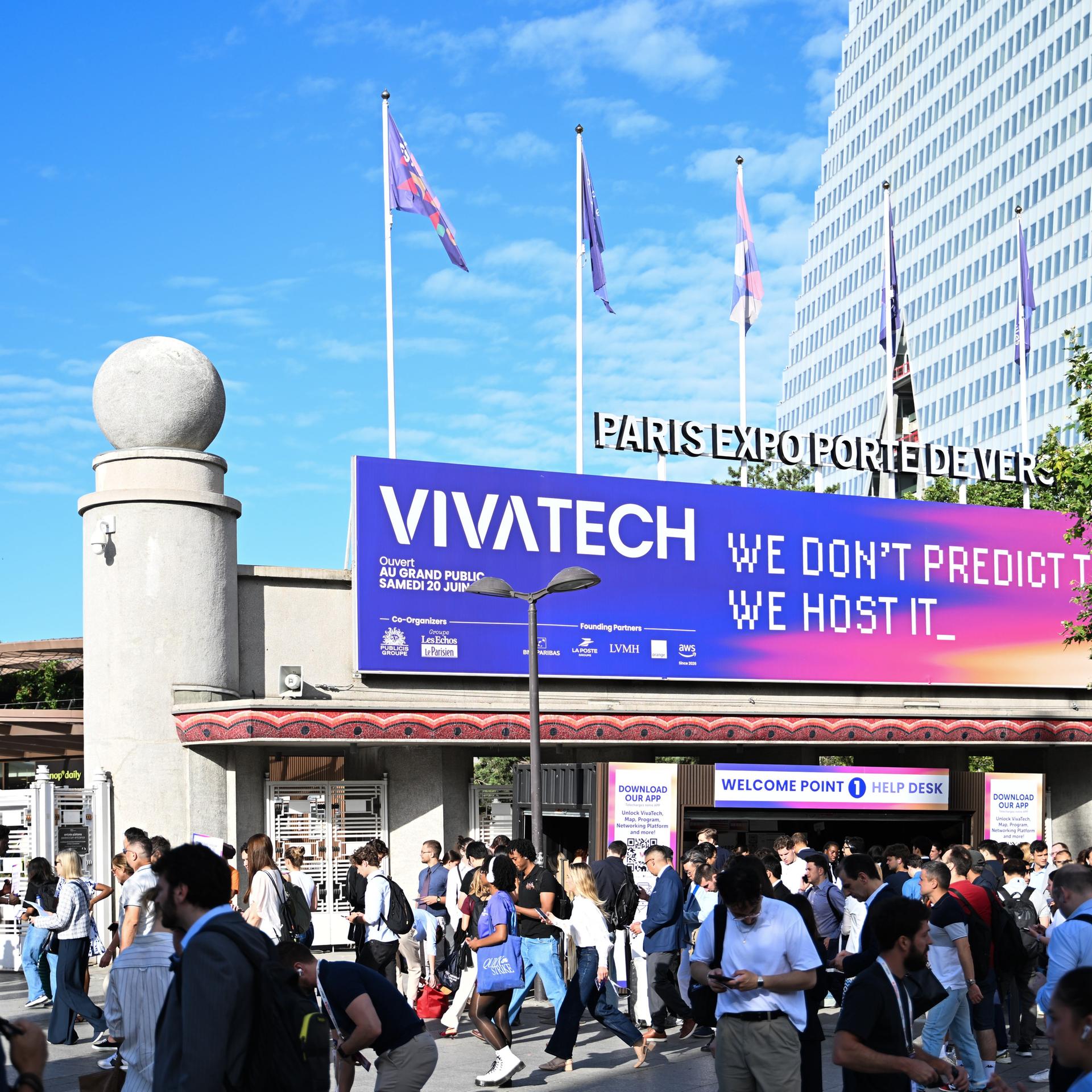 Viele Menschen gehen auf dem Vorplatz der Vivatech, auf dem Dach ein Logo-Banner.