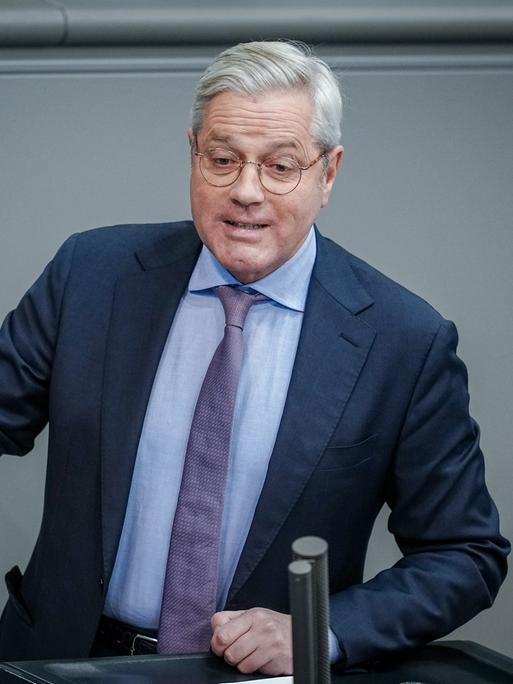 Der CDU-Politiker Norbert Röttgen steht an einem Rednerpult im Deutschen Bundestag.