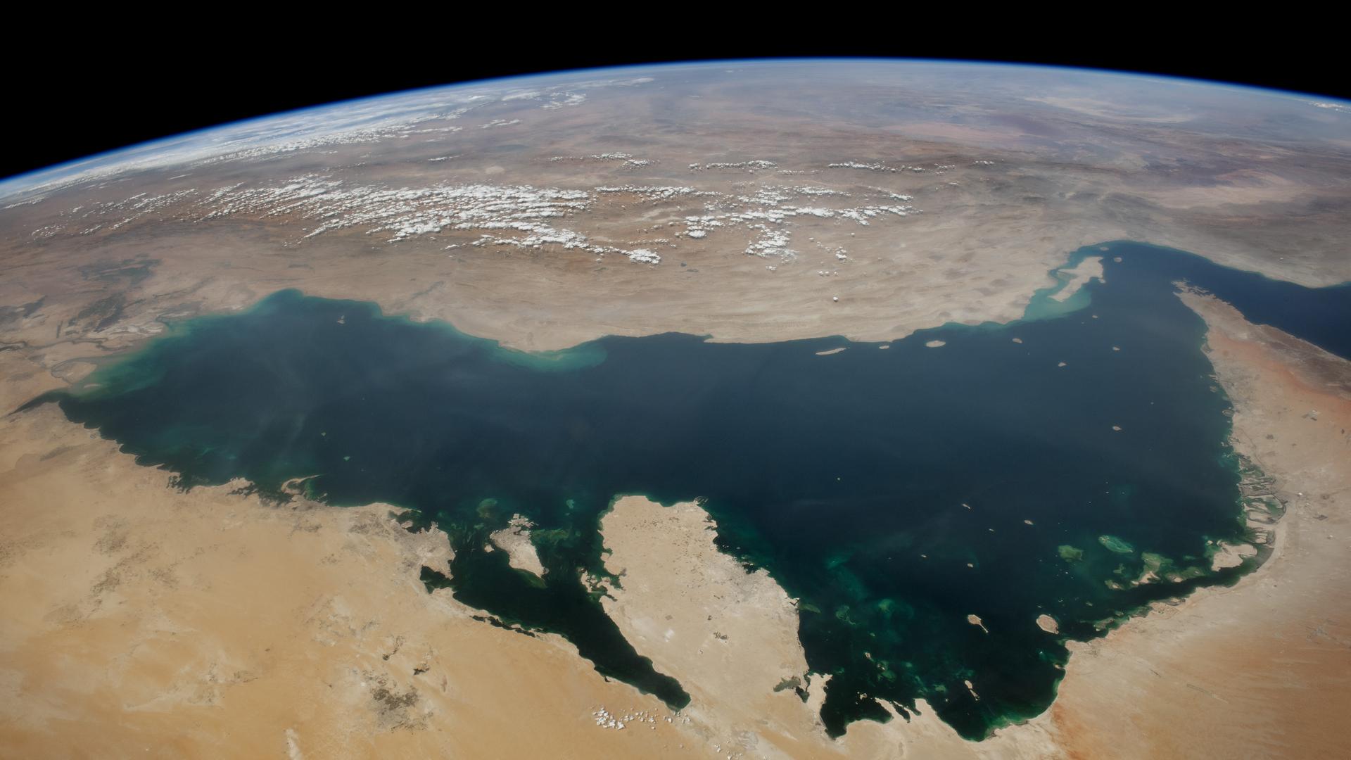 Ein von der Weltraumstation ISS aus gemachtes Foto zeigt den Persischen Golf, rechts im Bild ist die Straße von Hormuz zu sehen.