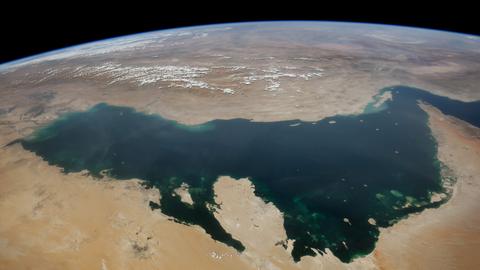 Ein von der Weltraumstation ISS aus gemachtes Foto zeigt den Persischen Golf, rechts im Bild ist die Straße von Hormuz zu sehen.
