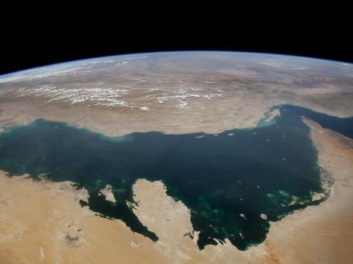Ein von der Weltraumstation ISS aus gemachtes Foto zeigt den Persischen Golf, rechts im Bild ist die Straße von Hormuz zu sehen.