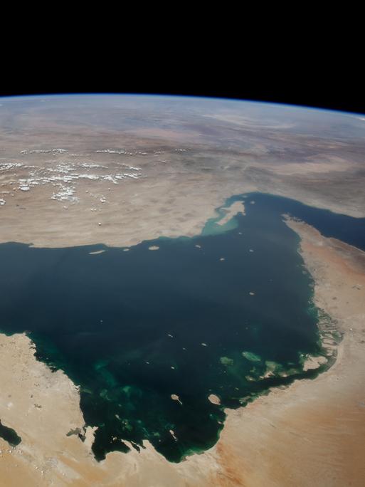 Ein von der Weltraumstation ISS aus gemachtes Foto zeigt den Persischen Golf, rechts im Bild ist die Straße von Hormuz zu sehen.