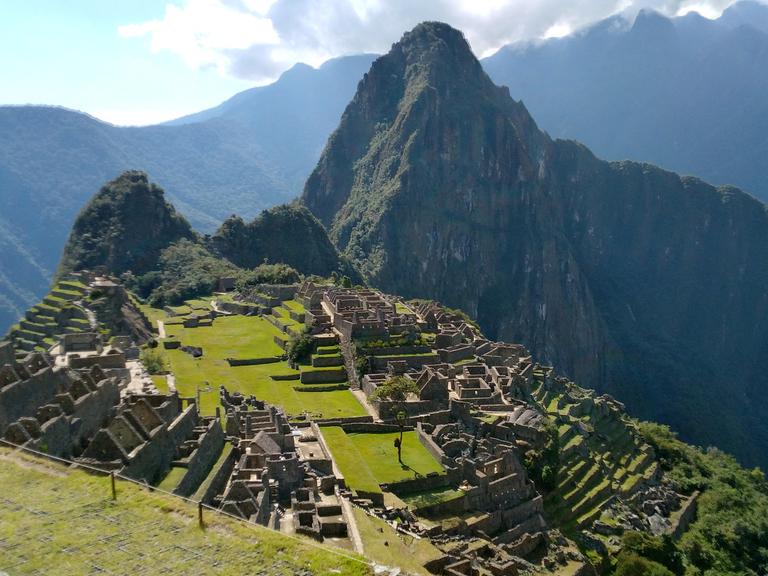 Blick auf die Ruinenstadt Machu Picchu in Peru.