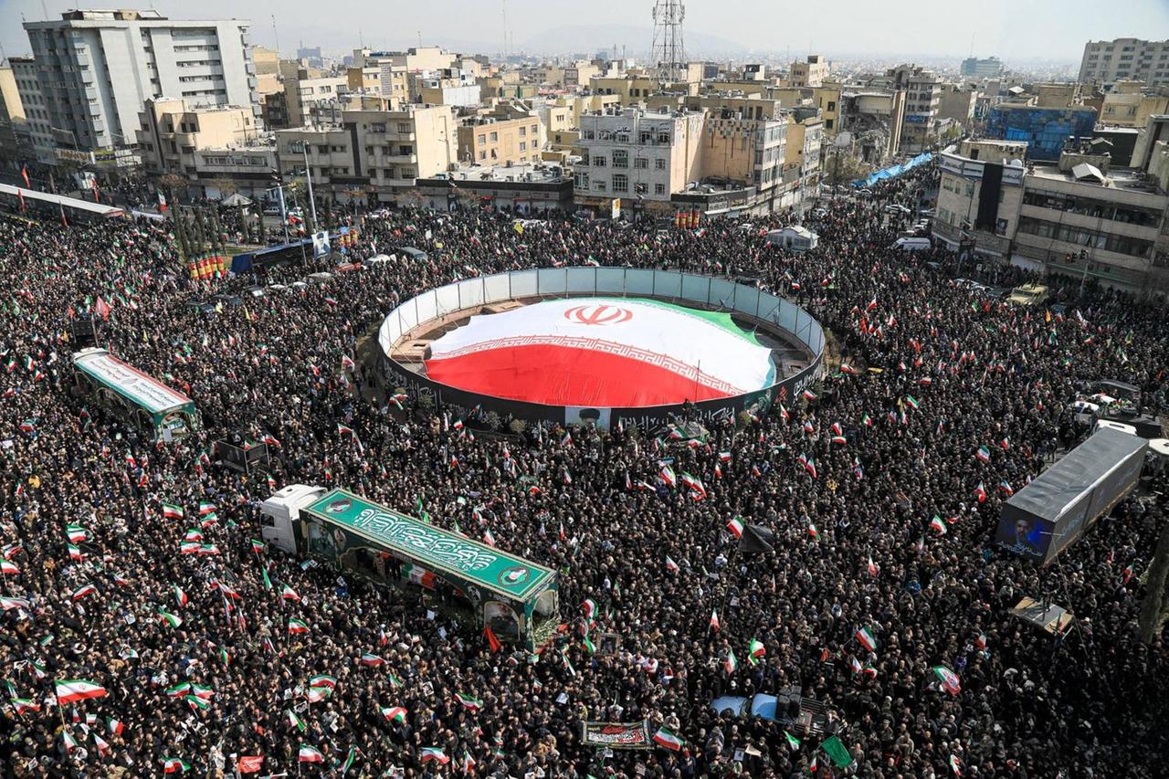 Tausende Regierungsanhänger versammeln sich in Teheran zu einer Trauerfeier. Tausende Regierungsanhänger versammeln sich in Teheran zu einer Trauerfeier.