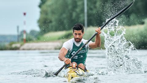 Saeid Fazloula sitzt in einem Kanu und bewegt sich damit in einem Fluss fort