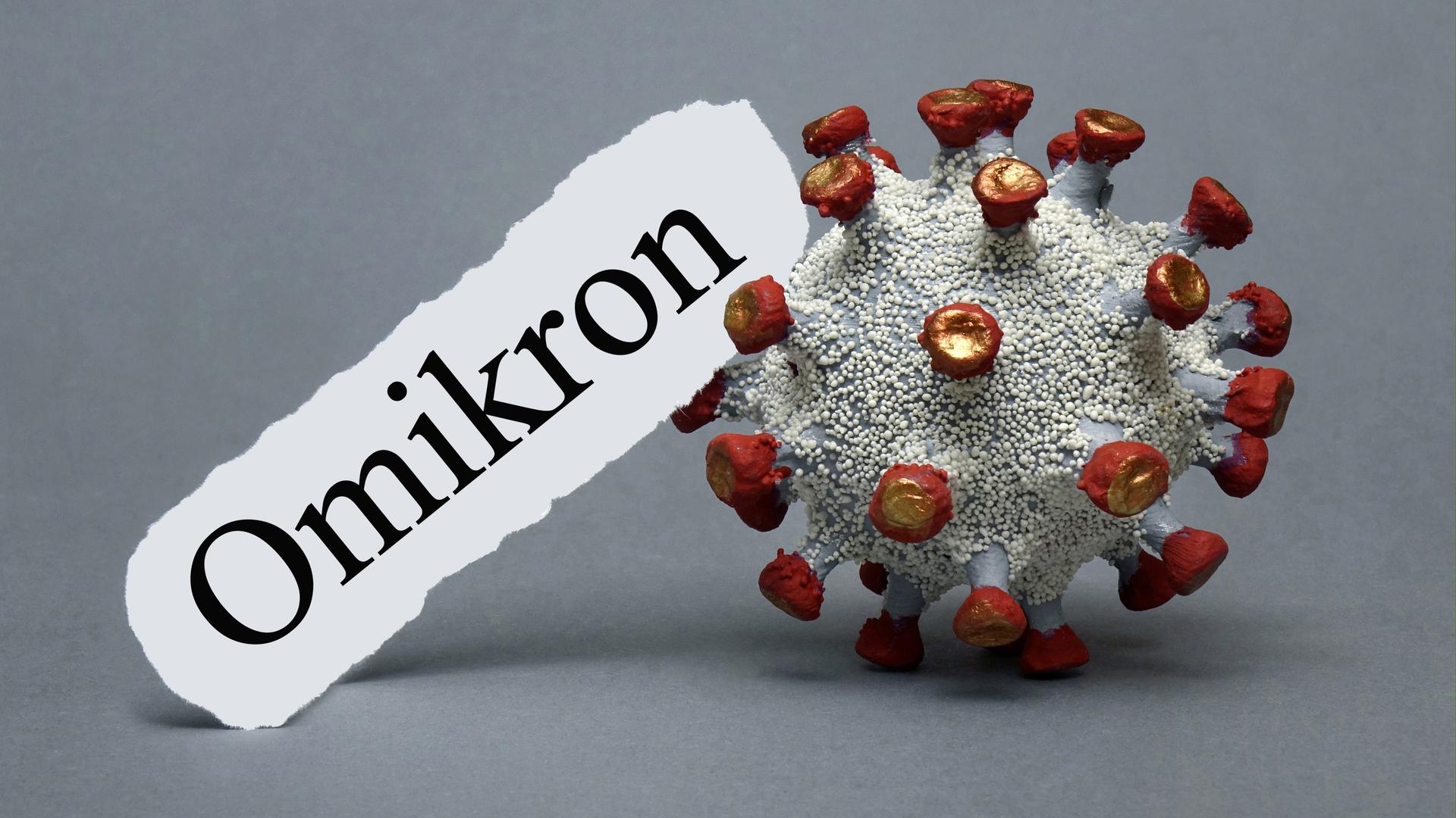 Neben einem Corona-Modell befindet sich der Schriftzug Omikron.