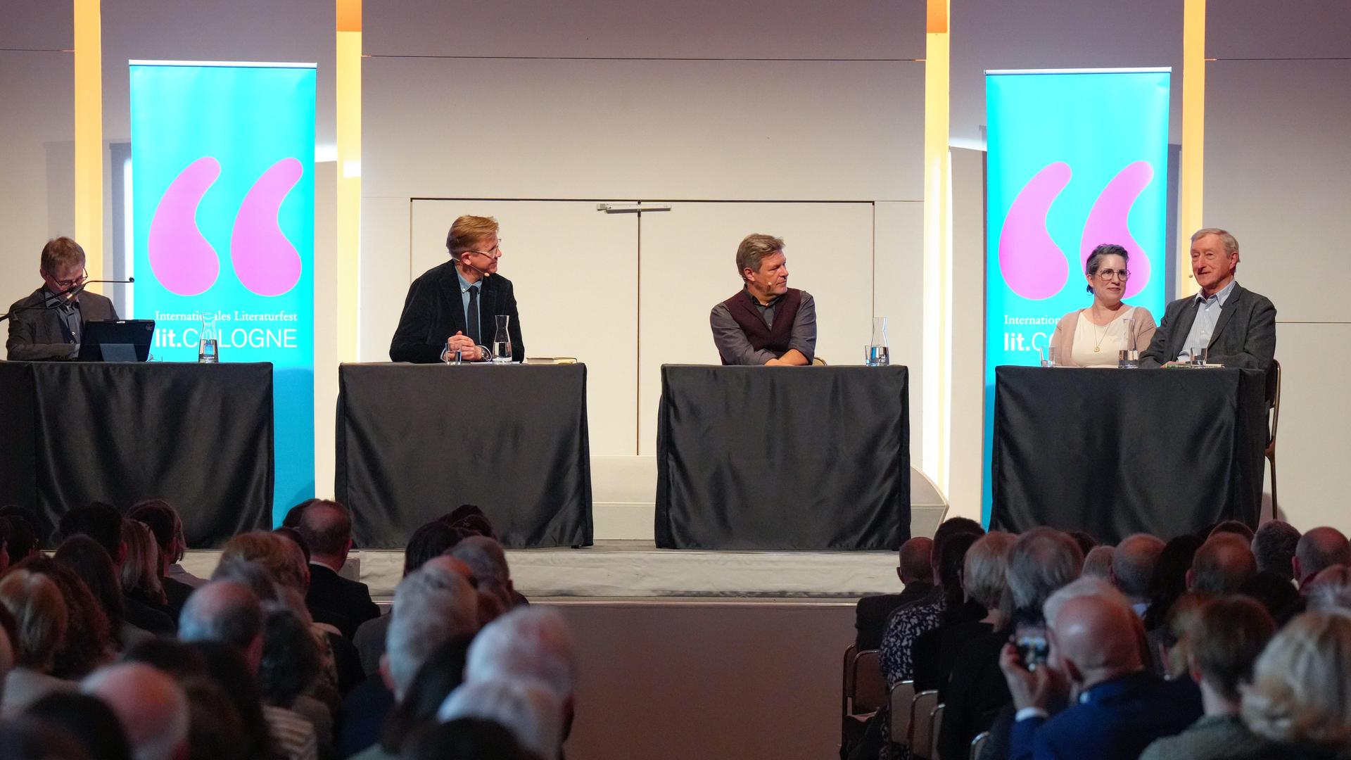 Der Schriftsteller Julian Barnes gemeinsam mit dem früheren Vizekanzler Robert Habeck bei der ersten Lesung und Eröffnung des Literaturfestivals Lit.Cologne in der Kölner Flora. Sie sitzen auf einer Bühne und sprechen miteinander. 