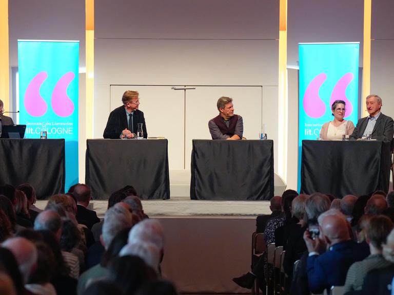 Der Schriftsteller Julian Barnes gemeinsam mit dem früheren Vizekanzler Robert Habeck bei der ersten Lesung und Eröffnung des Literaturfestivals Lit.Cologne in der Kölner Flora. Sie sitzen auf einer Bühne und sprechen miteinander. 