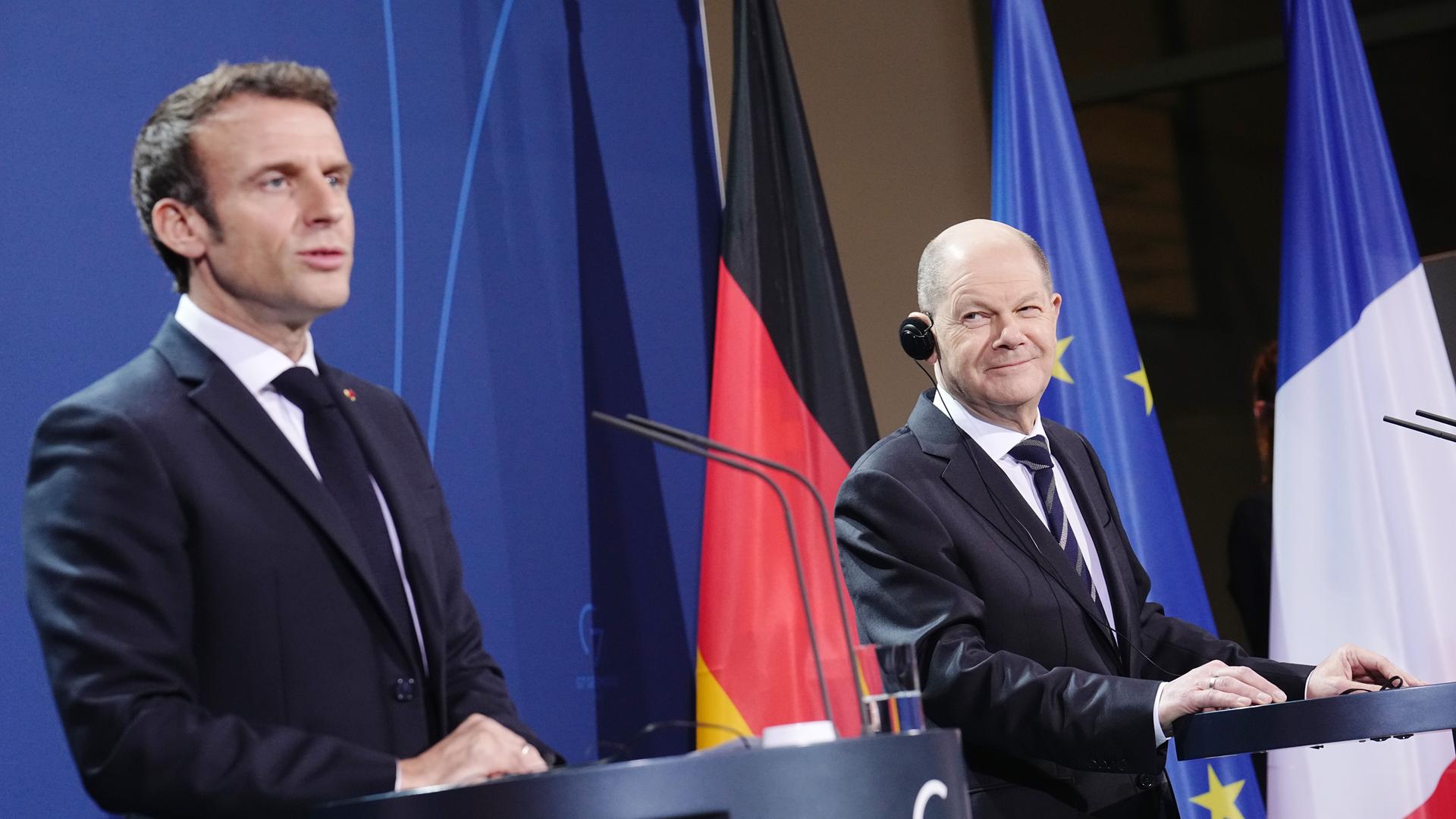 Frankreichs Staatspräsident Emmanuel Macron zu Besuch bei Bundeskanzler olaf Scholz  in Berlin