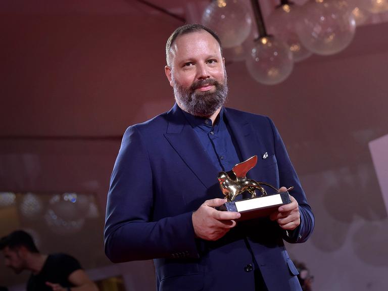 Regisseur Giorgos Lanthimos hält den Goldenen Löwen in der Hand