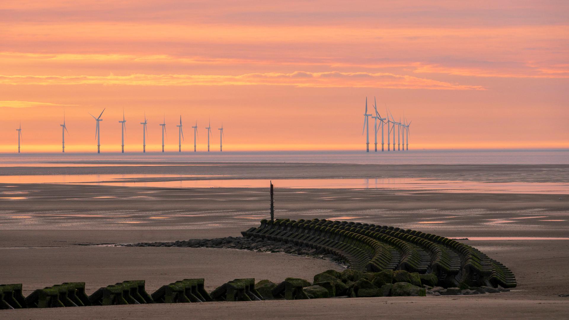 Blick auf die Winräder des Offshore-Windparks bei New Brighton in Cheshire, England, United Kingdom