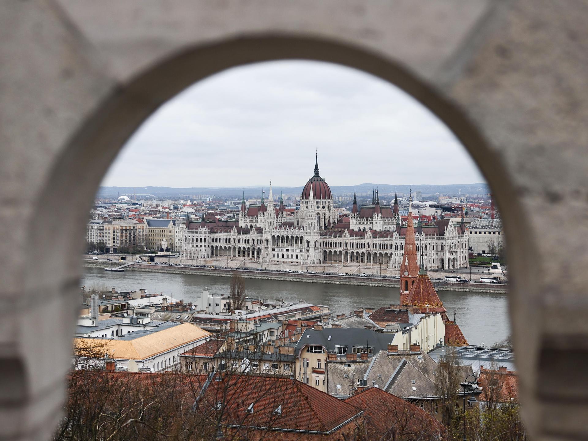 Ein Blick auf die Stadt mit dem ungarischen Parlamentsgebäude und der Donau, aufgenommen vom Burgberg in Budapest,