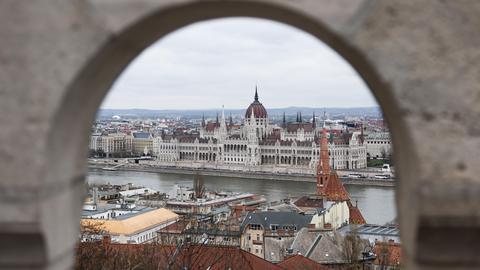 Ein Blick auf die Stadt mit dem ungarischen Parlamentsgebäude und der Donau, aufgenommen vom Burgberg in Budapest,