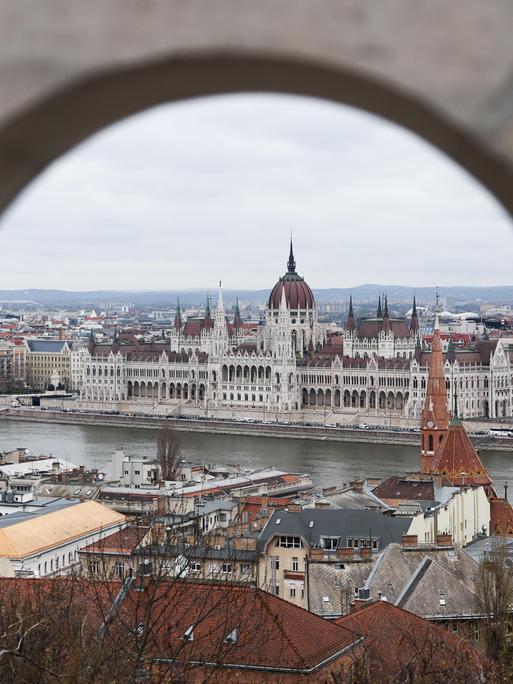 Ein Blick auf die Stadt mit dem ungarischen Parlamentsgebäude und der Donau, aufgenommen vom Burgberg in Budapest,