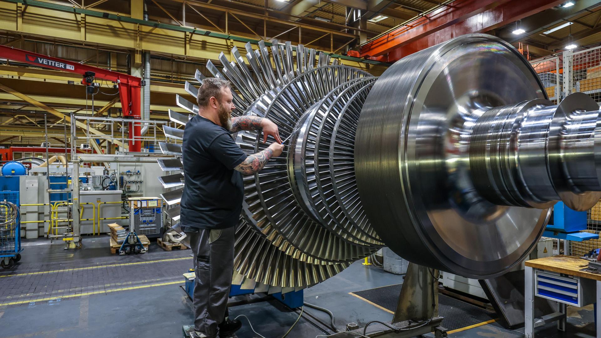 Ein Industriemechaniker arbeitet bei  MAN Energy Solutions in Oberhausen an einer Dampfturbine 


