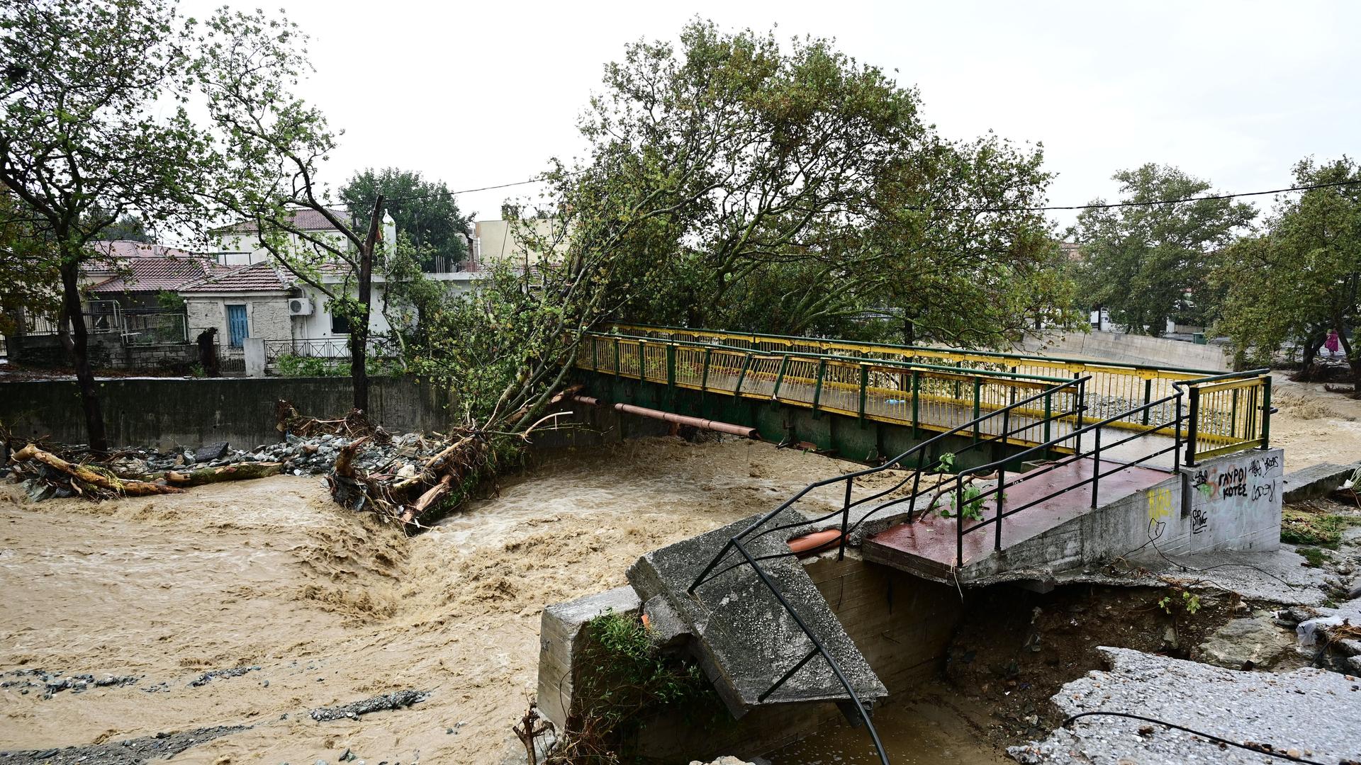 Blick auf die überschwemmte griechische Stadt Volos, Wassermassen haben einen Baum entwurzelt und Brücken zerstört 