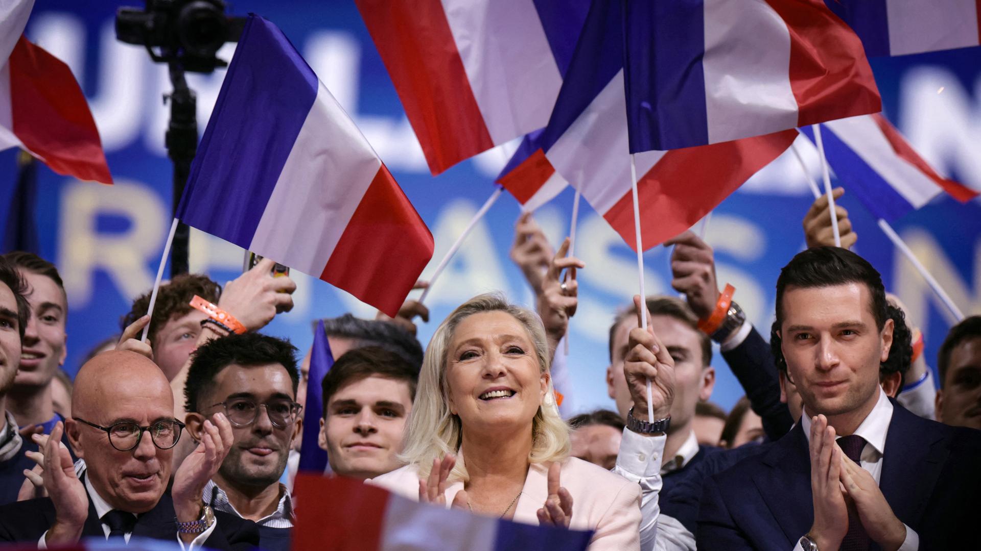 Wahlkampfauftakt des Rassemblement National (RN) mit seiner Präsidentschaftskandidatin Marine Le Pen (M) und Parteichef Jordan Bardella (rechts) auf einem Parteinkongress in Orleans am 25. Oktober 2026. Wahlkampfauftakt des Rassemblement National (RN) mit seiner Präsidentschaftskandidatin Marine Le Pen (M) und Parteichef Jordan Bardella (rechts) auf einem Parteinkongress in Orleans am 25. Oktober 2026.