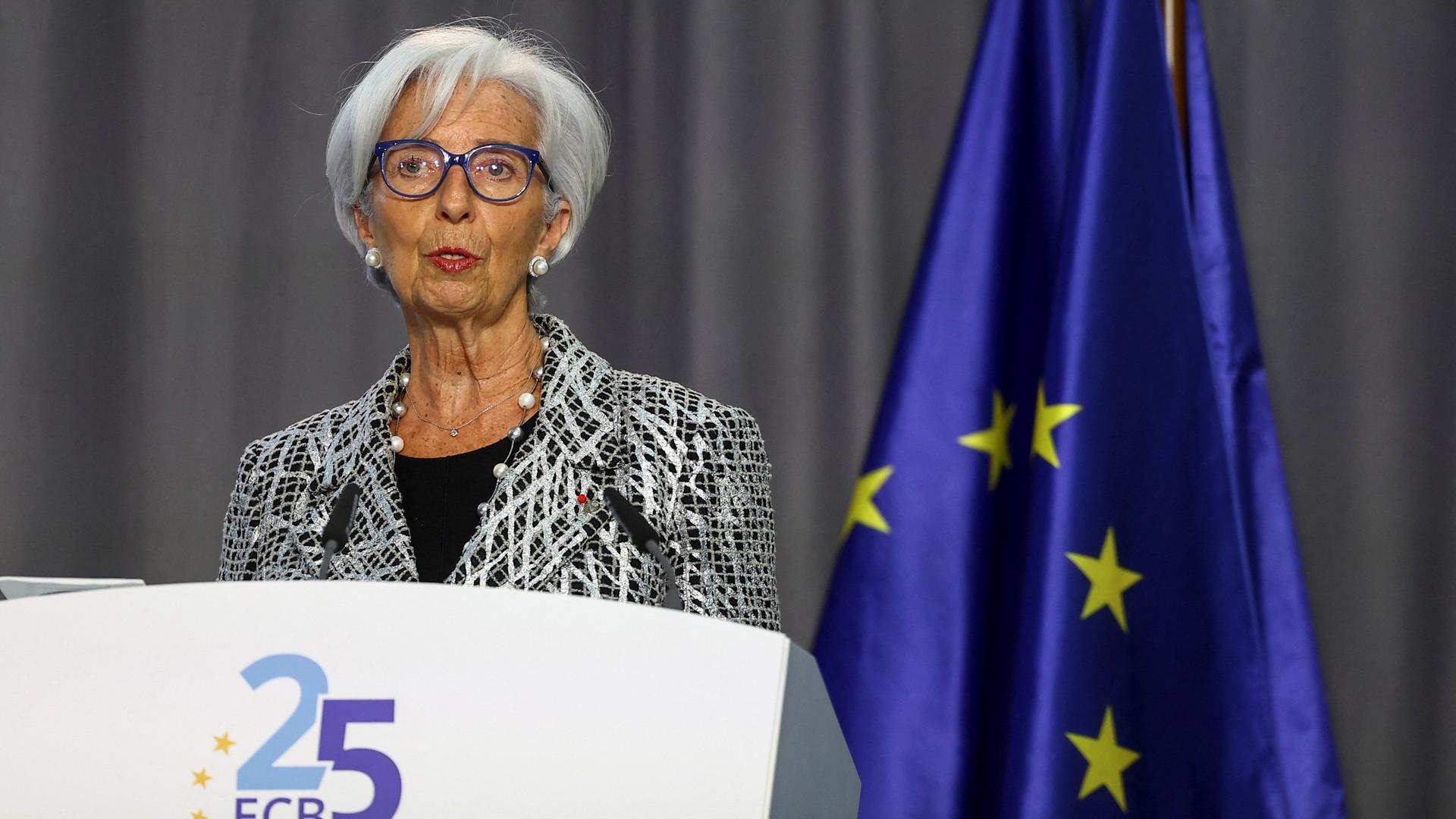 EZB-Präsidentin Christine Lagarde steht an einem Rednerpult mit dem Logo zu den Feierlichkeiten zum 25-jährigen Bestehen der EZB.