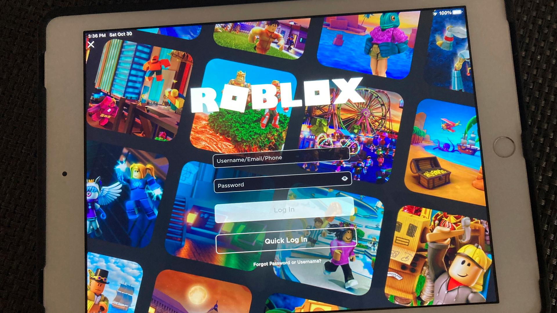 Auf dem Display eines Tablets ist die Webseite mit Anmeldebuttons von Roblox zu sehen. Auf dem Display eines Tablets ist die Webseite mit Anmeldebuttons von Roblox zu sehen.